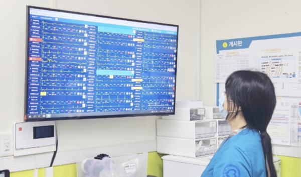 인천백병원 간호·간병 통합서비스 병동에서 간호사가 대웅제약 씽크(thynC) 시스템을 통해 환자 상태를 실시간으로 모니터링하고 있다. / 사진 제공=대웅제약