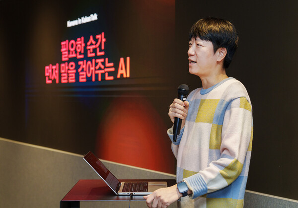 강지훈 카카오 AI디스커버리 성과리더가 28일 경기도 성남시 판교 테크노밸리 카카오아지트에서 열린 카카오톡 개편 설명회에서 '카나나 인 카카오톡'을 소개하고 있다. /사진제공= 카카오