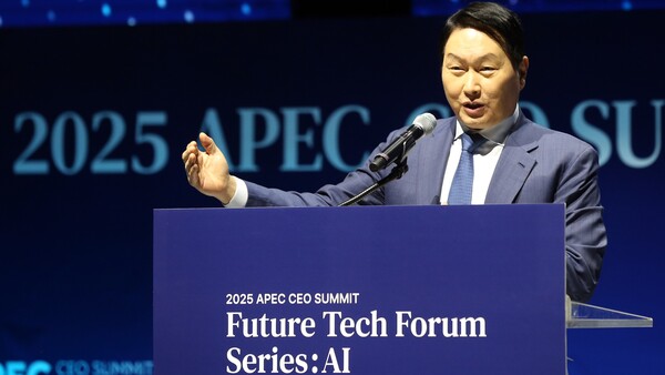 최태원 SK그룹 회장이 28일 경북 경주시 경주엑스포대공원 문무홀에서 열린 ‘퓨처테크포럼 AI’에서 ‘AI 생태계 구축’을 주제로 환영사를 하고 있다. /사진 제공=SK