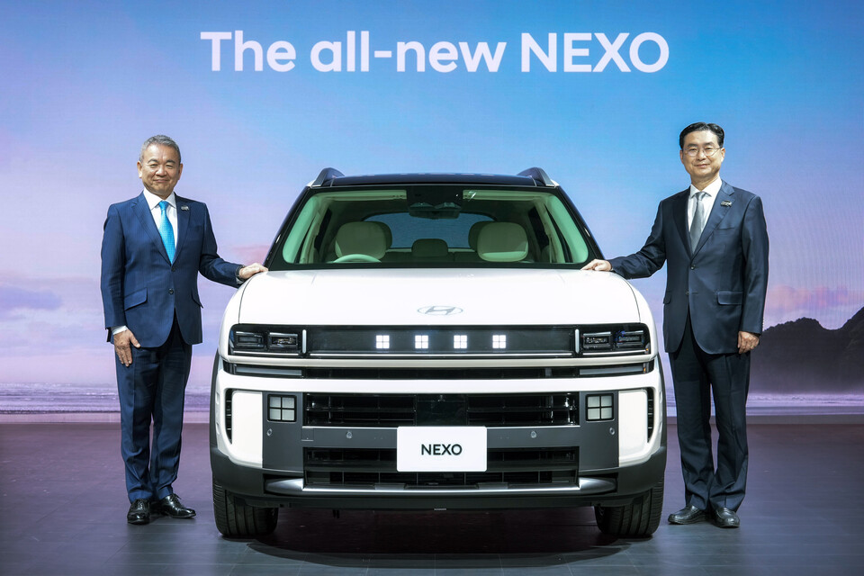 시메기 토시유키 현대차일본법인(HMJ) 법인장, 정유석 현대차 부사장(사진 왼쪽부터)이 29일 도쿄 빅사이트에서 열린 '재팬 모빌리티쇼 2025'에서 기념사진을 촬영하고 있는 모습/사진= 현대차 제공