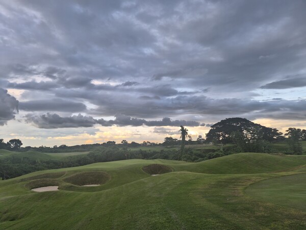 이글릿지 CC 내 파인힐스(구 앤디 다이 코스)의 마지막 홀 전경. 깊은 벙커와 구릉형 페어웨이가 어우러진 이 구간은 필리핀 골프 특유의 자연미를 가장 잘 보여준다. 저녁 무렵 노을이 잔디에 내려앉을 때, ‘이글릿지의 백미’로 불리는 장면이 완성된다./사진=심현희 기자