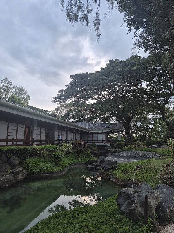 이글릿지 내 일본식 클럽하우스 전경. 돌길과 연못, 소나무가 어우러진 정원은필리핀 한가운데에서 느끼는 ‘작은 교토’로 불린다./사진=심현희 기자