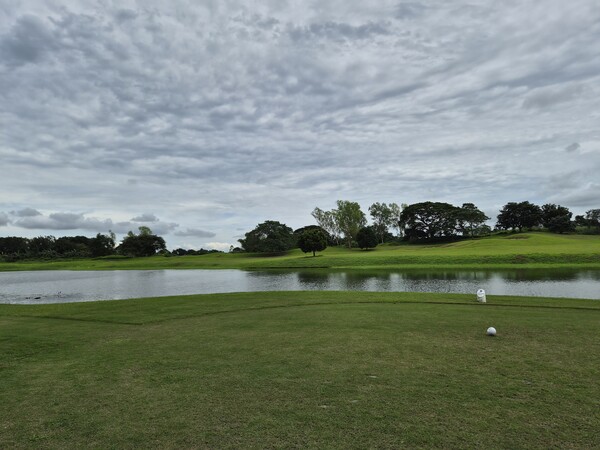 셔우드힐스CC 9번홀 티잉 그라운드 전경. 워터해저드를 넘기는 티샷이 요구되는 이 홀은 셔우드힐스의 백미로 꼽힌다.잔잔한 수면과 대비되는 긴장감이 플레이어의 집중력을 시험한다./사진=심현희 기자