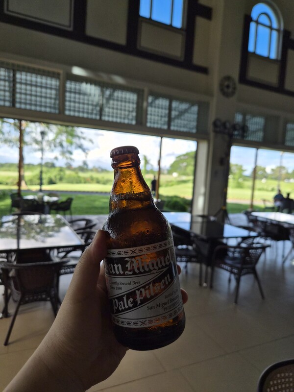 테라스에서 즐기는 산미구엘 맥주 한 잔. 라운드를 마친 뒤 펼쳐지는 잔디와 노을, 그리고 한 모금의 시원함이이곳이 단순한 골프장이 아닌 ‘여행의 목적지’임을 실감하게 한다./사진=심현희 기자