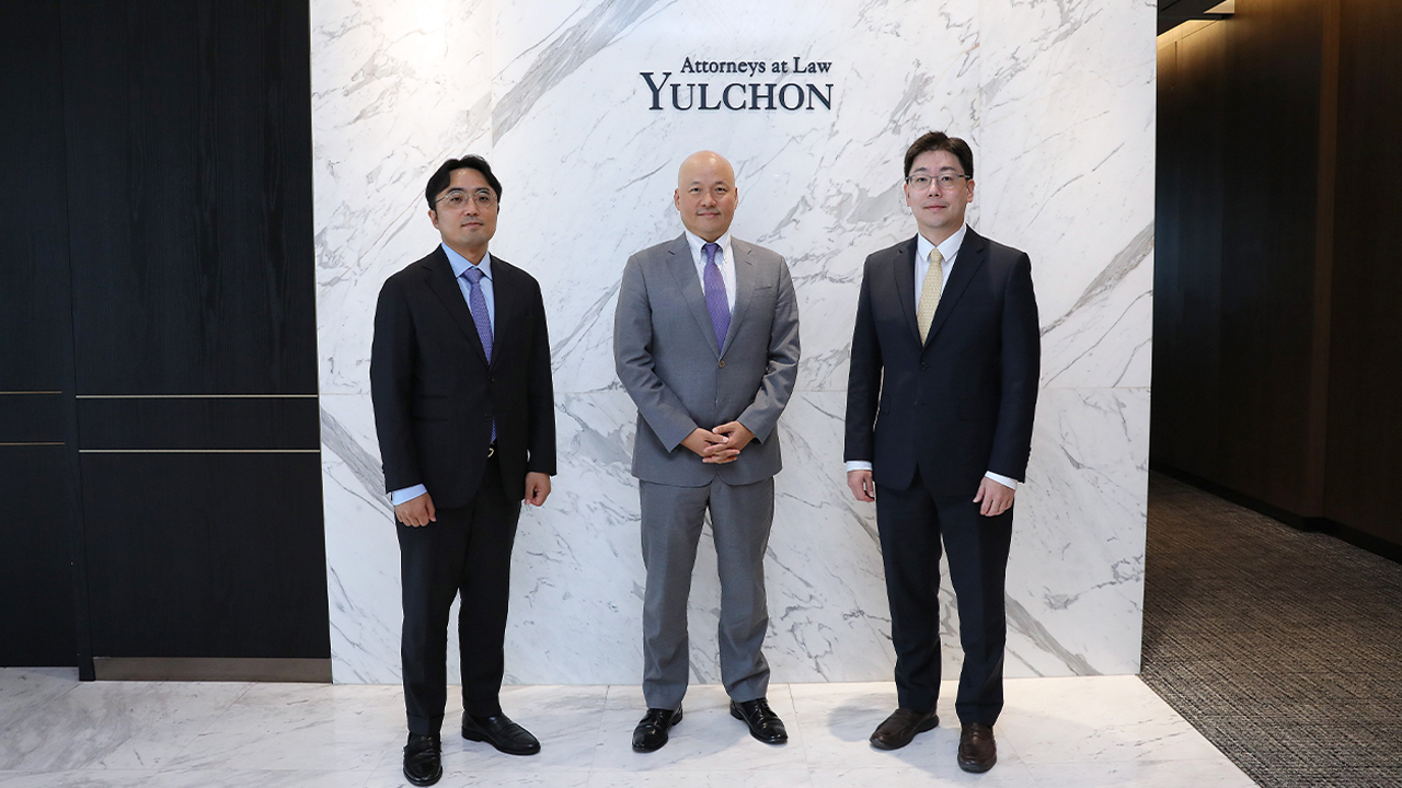 (왼쪽부터) 위춘재 변호사, 이태혁 외국변호사, 유종권 변호사 /사진=법무법인 율촌 제공 