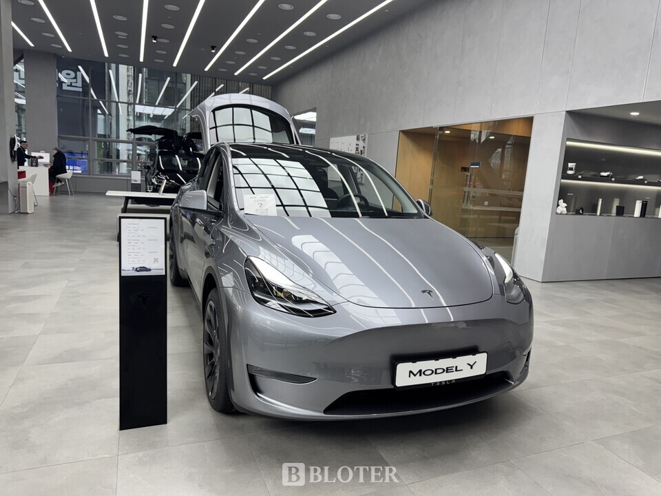 서울 테슬라 강남스토어에 전시된 퀵실버 색상의 구형 모델Y /사진=조재환 기자