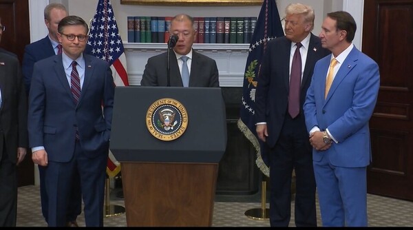 정의선 현대차그룹 회장(가운데)이 24일(현지시간) 미국 백악관에서 도널드 트럼프 대통령 등이 지켜보는 가운데 미국 내 투자계획에 대해 설명하고 있다. /사진=백악관 소셜미디어 X 생방송 화면 캡처