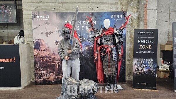 포토존에서는 ‘붉은사막’ 적장 ‘카시우스 모르텐’의 장비를 착용하고 검울 들 수 있다/사진=최이담 기자