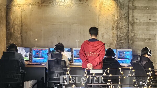 붉은 사막 데모 버전을 체험해보는 이용자들/사진=최이담 기자