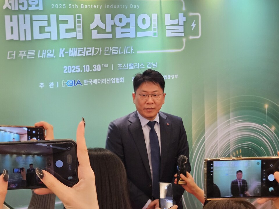 김동명 LG에너지솔루션 대표이사(CEO·사장)가 ‘제5회 배터리산업의 날’ 행사에 앞서 취재진과 만나 질의응답하고 있다. /사진 제공=최지원 기자