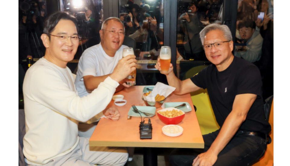 왼쪽부터 이재용 삼성전자 회장, 정의선 현대차그룹 회장, 젠슨 황 엔비디아 최고경영책임자(CEO)가 30일 오후 서울 강남구 삼성역 인근 깐부치킨 매장에서 치킨 회동을 하고 있다./사진 제공=공동취재단