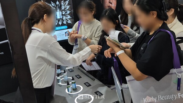 스킨수티컬즈 부스 앞에서 관람객들이 제품을 체험하고 있다. /사진=이유리 기자  