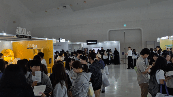 31일 오전11시 ‘컬리뷰티페스타 2025’ 행사장의 ‘가든 오브 래디언스’ 부스 앞에서 관람객들이 화장품 체험과 이벤트 참여를 위해 줄을 서 있다. /사진=이유리 기자