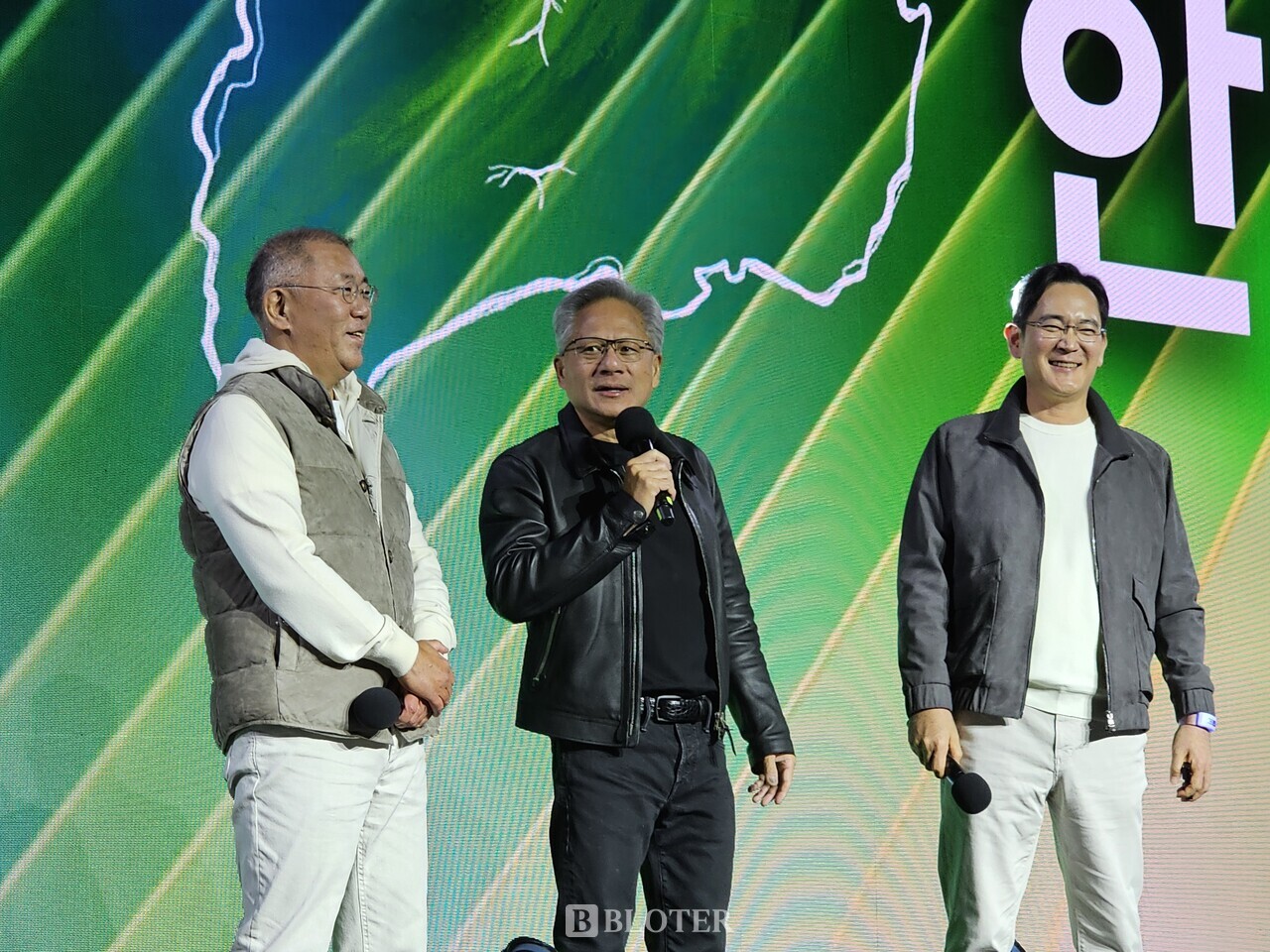 30일 서울 코엑스 K-POP 광장에서 열린 '엔비디아 지포스 게이밍 페스티벌' 무대에 젠슨 황 엔비디아 최고경영자(CEO)와 이재용 삼성전자 회장, 정의선 현대차그룹 회장이 올랐다. (왼쪽부터) 정의선 회장, 젠슨 황 CEO, 이재용 회장 /사진=강준혁 기자