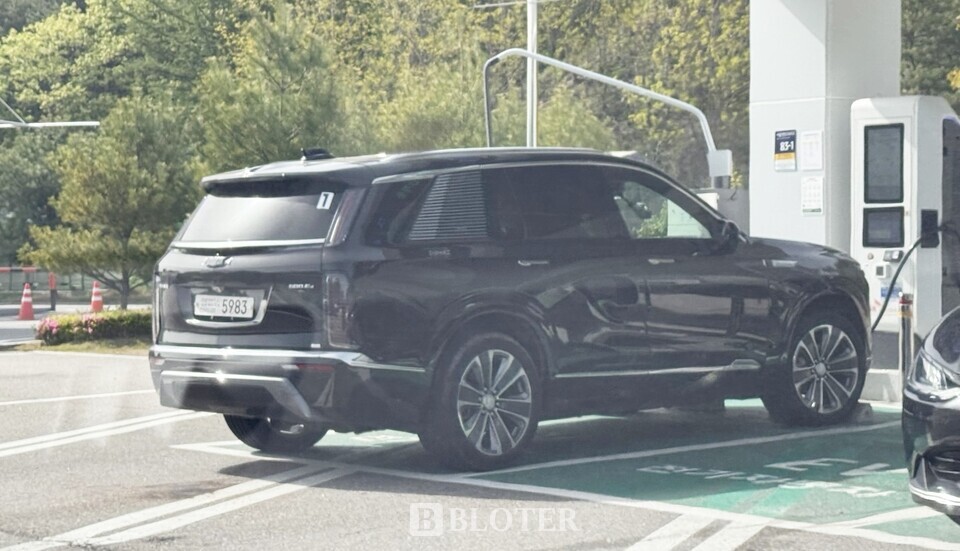 5월 8일 강원도 홍천휴게소 서울방향 SK일렉링크 전기차 급속충전소를 사용중인 캐딜락 대형 SUV 비스틱/사진=조재환 기자