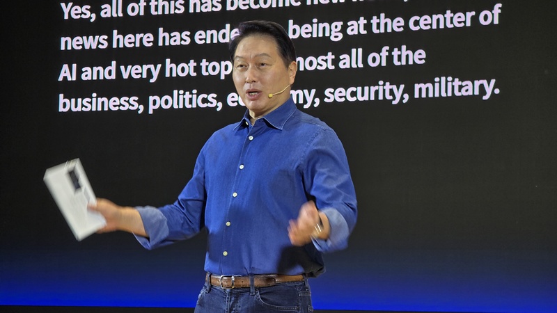 최태원 SK그룹 회장이 3일 서울 강남구 코엑스 오디토리움에서 열린 'SK AI 서밋 2025'에서 기조연설을 하고 있다./사진=권용삼 기자