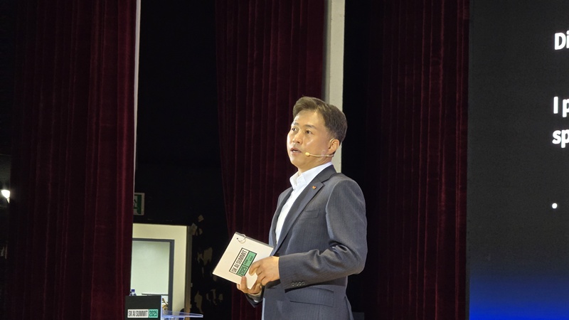 곽노정 SK하이닉스 최고경영책임자(CEO) 사장이 3일 서울 강남구 코엑스 오디토리움에서 열린 'SK AI 서밋 2025'에서 키노트 세션에 올라 발언을 하고 있다./사진=권용삼 기자