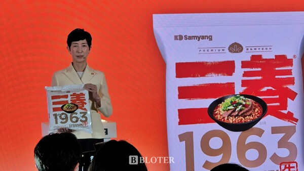 김정수 삼양식품 부회장이 3일 보코서울명동호텔에서 열린 '삼양1963' 출시 간담회에서 우지를 활용한 신제품 '삼양1963'을 선보이고 있다. /사진=이유리 기자