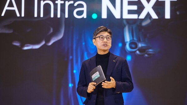 정재헌 SK텔레콤 최고경영자(CEO)가 3일 서울 강남구 코엑스에서 열린 'SK AI 서밋 2025'에서 기조연설을 하고 있다. /사진 제공=SKT