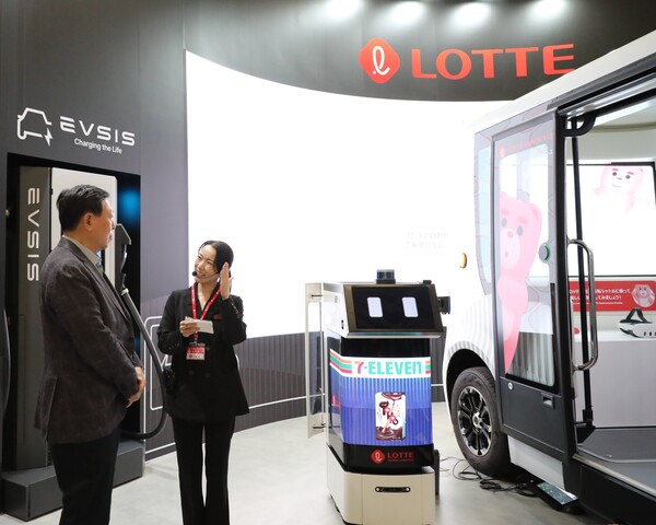 신동빈 롯데 회장은 3일 일본 도쿄에서 열리고 있는 ‘재팬모빌리티쇼 2025’ 롯데관을 찾아 자율주행 기술에 관한 설명을 듣고 있다. /사진 제공=롯데그룹