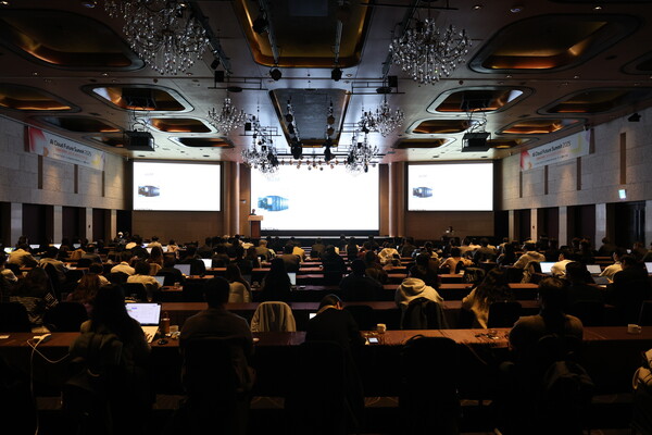 이달 26일 서울 서초구 엘타워에서 블로터 주최로 'AI 클라우드 퓨처 서밋 2026'이 열린다. 지난해 11월26일 같은 장소에서 열린 'AI 클라우드 퓨처 서밋 2025'에서 주요 기업 AI 및 IT 담당자들이 발표를 경청하고 있다. /사진=블로터