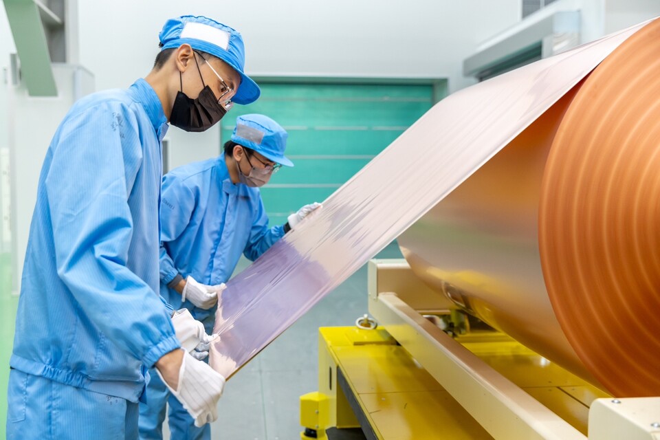 SK넥실리스 말레이시아 동박공장에서 직원이 동박 제품을 검수하고 있다. /사진 제공=SKC