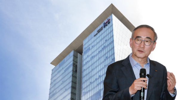 서울 종로구의 KT 광화문 이스트 사옥 전경과 김영섭 KT 대표이사 사장 /사진 제공=KT