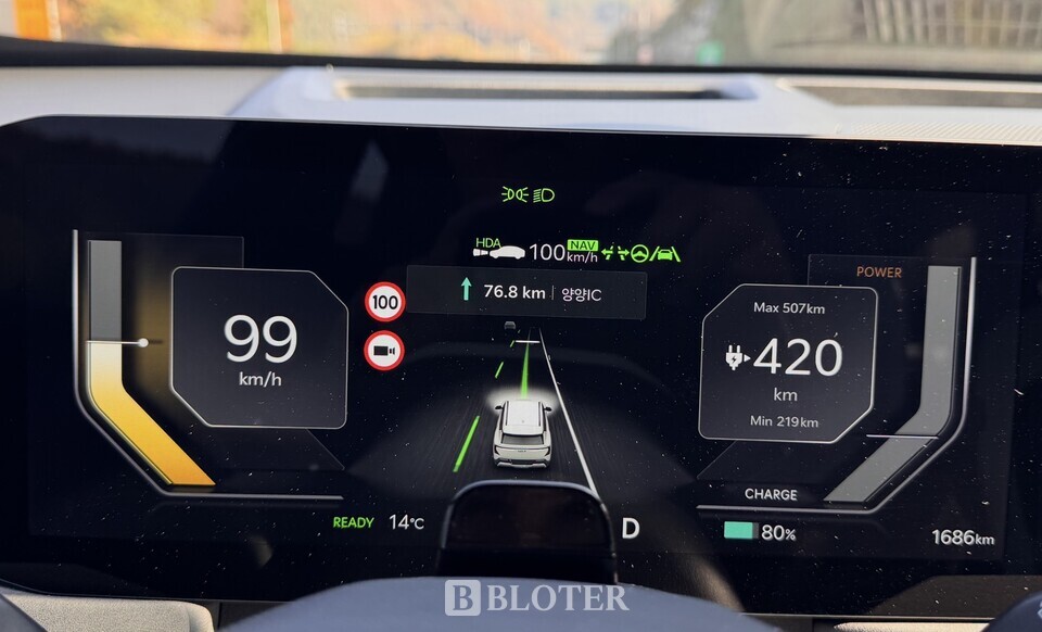 점선과 실선을 구분할 수 있는 기아 EV5의 디지털클러스터 ADAS 그래픽 /사진=조재환 기자