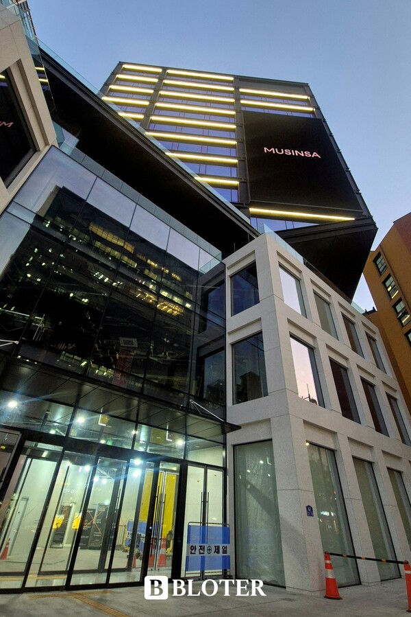 내부공사 중인 무신사 메가스토어 성수(2026년 상반기 개장 예정) 외벽에 설치된 LED 전광판에서 화면을 송출하고 있다. /사진=이유리 기자