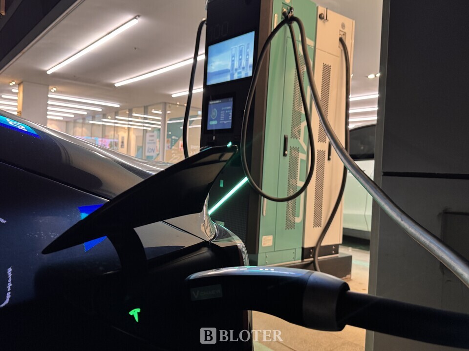 5일 늦은 오후 2021년형 테슬라 모델3 롱레인지로 채비 강남서초센터 NACS 충전기를 사용하는 모습/사진=조재환 기자