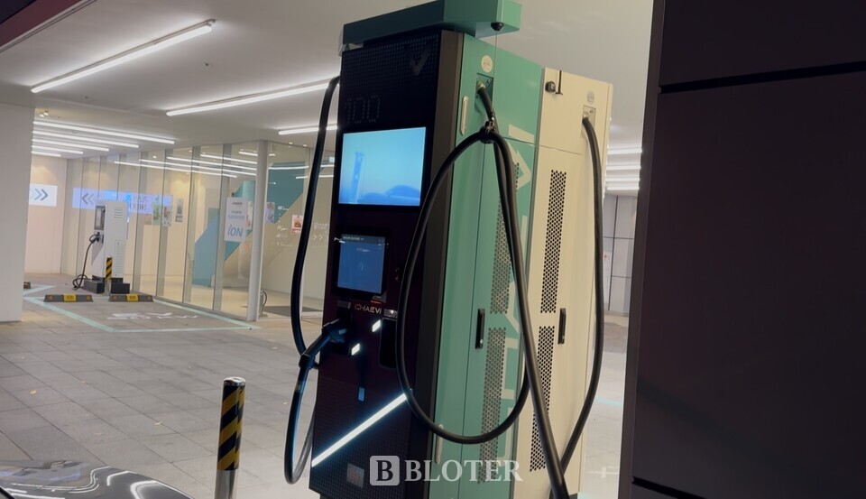 신규 설치된 채비 강남서초센터의 NACS 커넥터 호환 전기차 급속충전기 /사진=조재환 기자