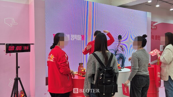 2층 ‘손가락 체험’ 존에서 방문객들이 게임 참여 방법을 안내받고 있다. /사진=이유리 기자