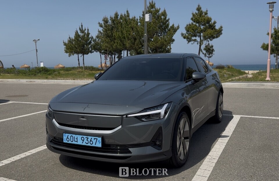 강원도 양양 낙산해변 앞에 주차된 폴스타2 스탠다드 레인지 싱글모터. 시승차량의 외관 색상명은 '스톰'이다./사진=조재환 기자