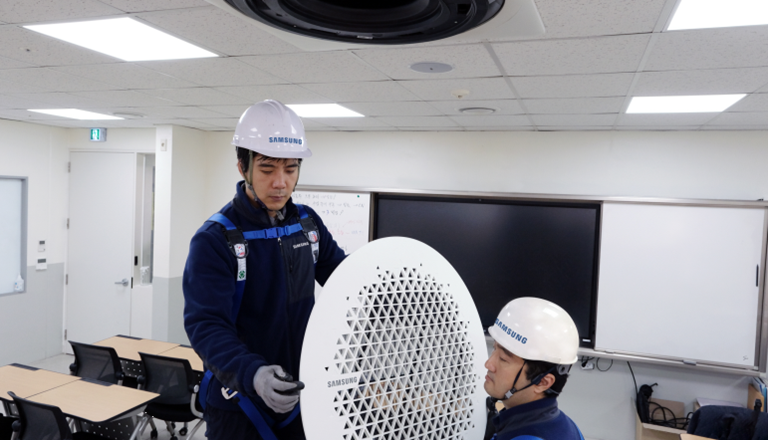 삼성전자서비스 엔지니어들이 수능 고사장에서 시스템에어컨을 점검하고 있는 모습./사진 제공=삼성전자서비스