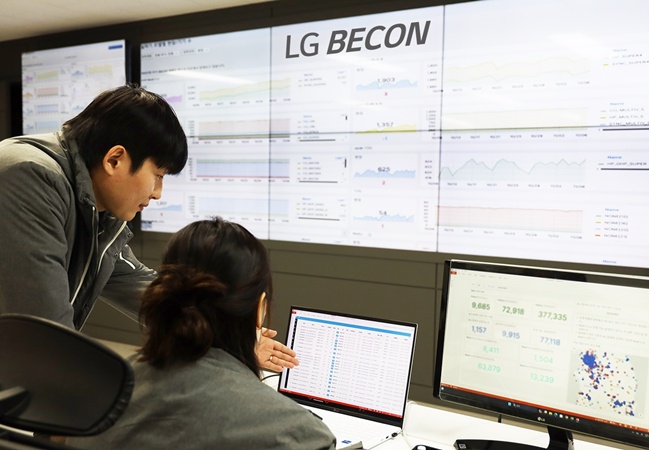 LG전자 시스템에어컨 유지보수 자회사 하이엠솔루텍 관제자들이 관제센터에서 AI 기반 관리 솔루션 'LG 비컨 클라우드'를 활용해 서울시 80여 개 수능 시험장을 점검하고 있다./사진 제공=LG전자