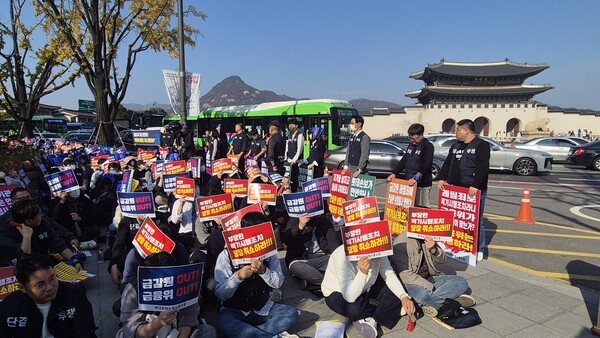 7일 정부서울청사 앞에서 롯데손보 노동조합 관계자들이 시위를 벌이고 있다. /사진=박준한 기자