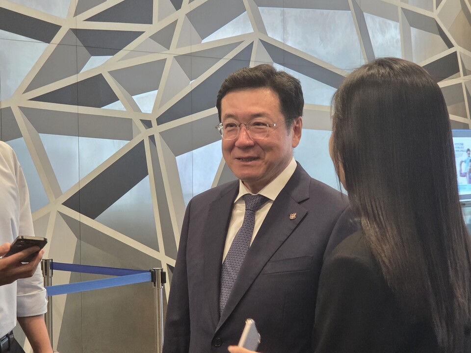 이찬희 삼성 준법감시위원회 위원장이 지난 5월 준감위 정례회의 전 기자들과 만나 질의응답을 하고 있다./사진=공동취재단