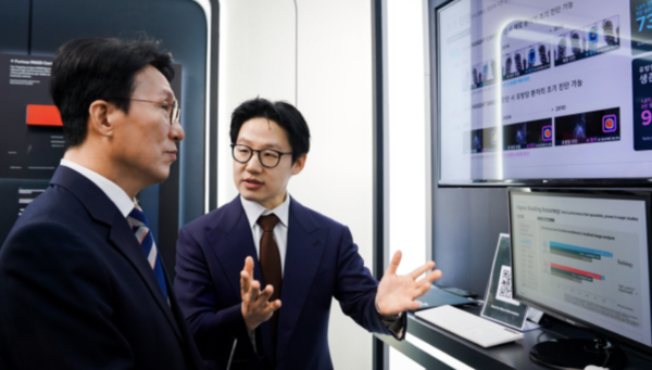 서범석(오른쪽) 루닛 대표가 30일 경북 경주시 경주엑스포대공원 첨단미래산업관 내 루닛 부스를 방문한 김민석(왼쪽) 국무총리 등 참석자들에게 AI 암 진단 솔루션 '루닛 인사이트'를 시연하고 있다. / 사진 제공=루닛