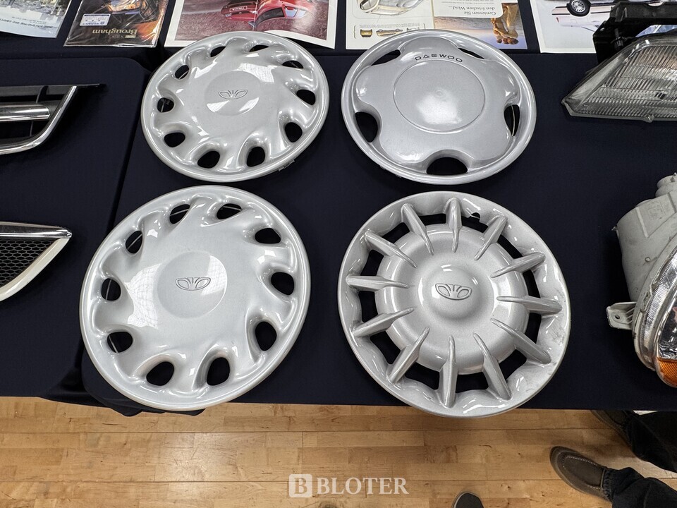 대우자동차보존연구소가 11일 인천 부평아트센터에서 개최한 특별전시회 '영광과 시련, 그리고 지금:'을 통해 배치한 라노스, 프린스, 누비라 휠/사진=조재환 기자