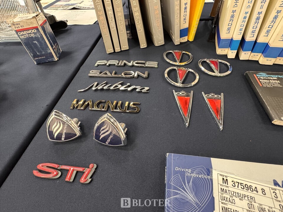 프린스, 누비라, 매그너스, 에스페로 등의 엠블럼이 모아진 대우자동차보존연구소 특별 전시공간 일부/사진=조재환 기자