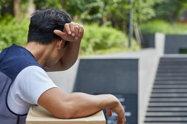  전국택배노동조합이 택배기사 건강권을 이유로 초심야 시간대(0~5시) 배송을 제한하자고 주장하자, 쿠팡파트너스연합회를 비롯한 소비자단체, 소상공인연합회, 온라인쇼핑협회 등이 생계권 위협 및 산업 일자리 축소 등을 이유로 반대에 나서고 있다. /사진=게티이미지뱅크