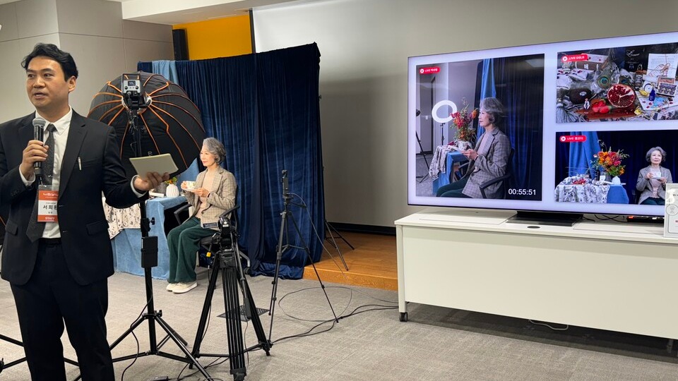 실제 모델을 통해 실시간 화질개선 전후를 비교하는 모습 /사진=박수현 기자