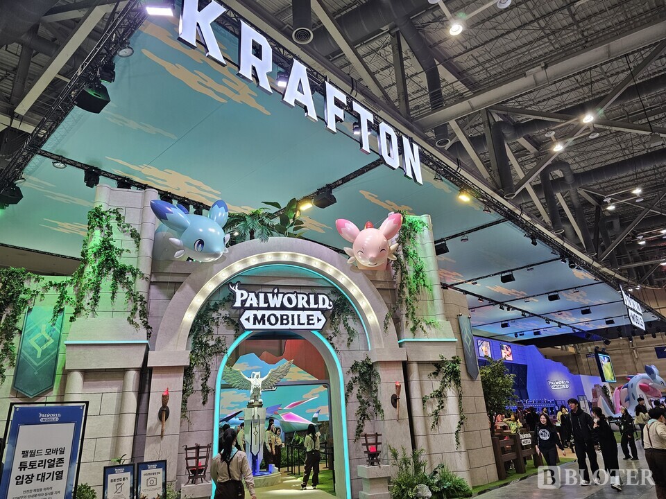 13일 부산 벡스코에서 열린 '지스타2025'에 크래프톤 '팰월드 모바일' 부스가 마련돼 있다. /사진=강준혁 기자