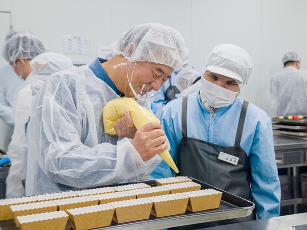 전영현 삼성전자 DS부문장 겸 대표이사(부회장)가 10일 용인의 장애인표준사업장 '희망별숲'을 찾아 쿠키 만들기 봉사에 참여하고 있다. /사진 제공=삼성전자