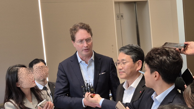 조주완 LG전자 사장이 13일 서울 여의도 LG트윈타워에서 올라 칼레니우스 메르세데스-벤츠 회장과 회동한 뒤 취재진의  질문에 답하고 있다. /사진=공동취재단