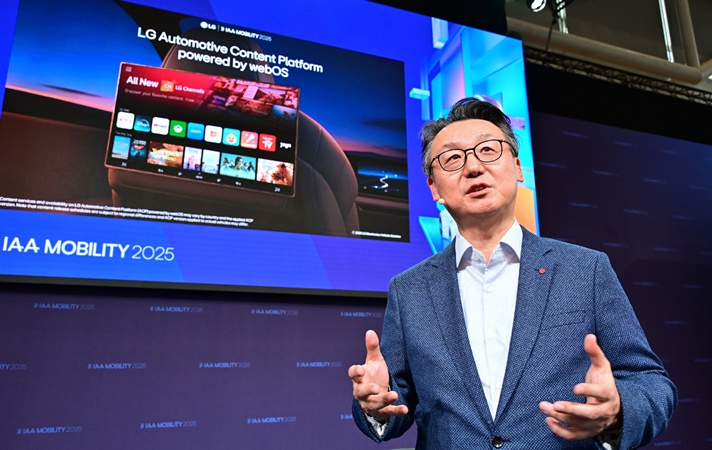 은석현 LG전자 VS사업본부장이 올해 9월 독일 뮌헨에서 열린 국제모터쇼 'IAA 모빌리티 2025'에서 '차량 내 경험의 재정의'라는 주제로 콘퍼런스를 진행하고 있다. /사진 제공=LG전자