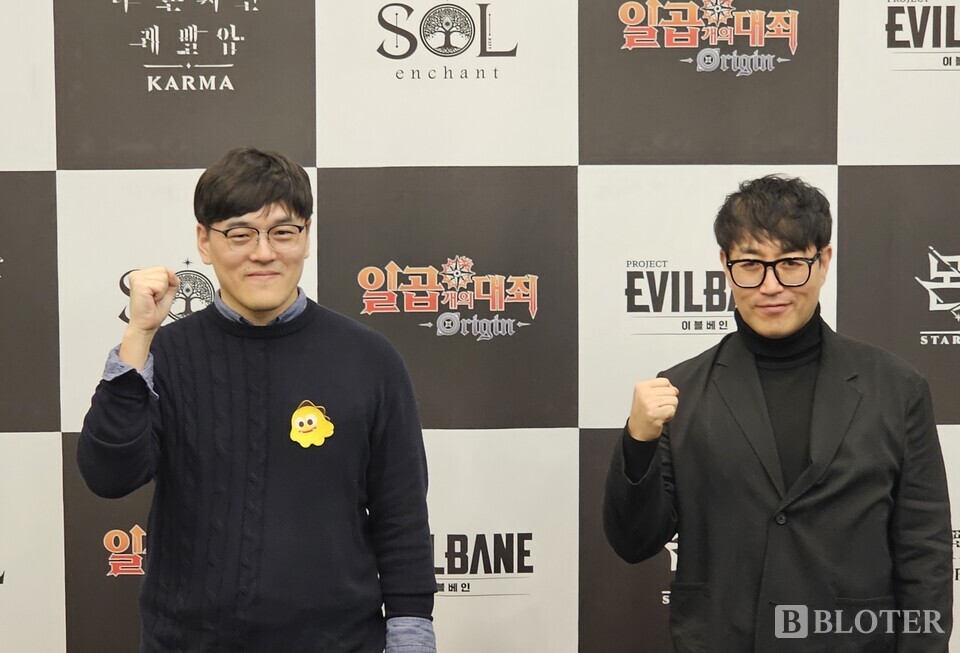 (왼쪽부터) 최동수 넷마블몬스터 기획팀장, 이정호 넷마블 사업본부장이 13일 부산 벡스코 BTC제1전시장에서 포즈를 취하고 있다. /사진=강준혁 기자