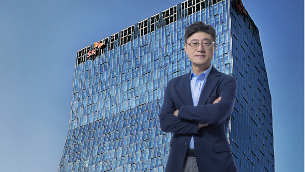 정재헌 SK텔레콤 최고경영자(CEO)와 SKT 타워 /사진=SKT