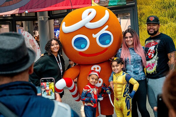 올해 10월9일부터 12일(현지시간)까지 미국에서 열린 '뉴욕 코믹콘'에 마련된 '쿠키런: 브레이버스 카드 게임' 부스에서 한 가족 관람객이 쿠키런 캐릭터와 기념 사진을 찍고 있다. /사진 제공=데브시스터즈
