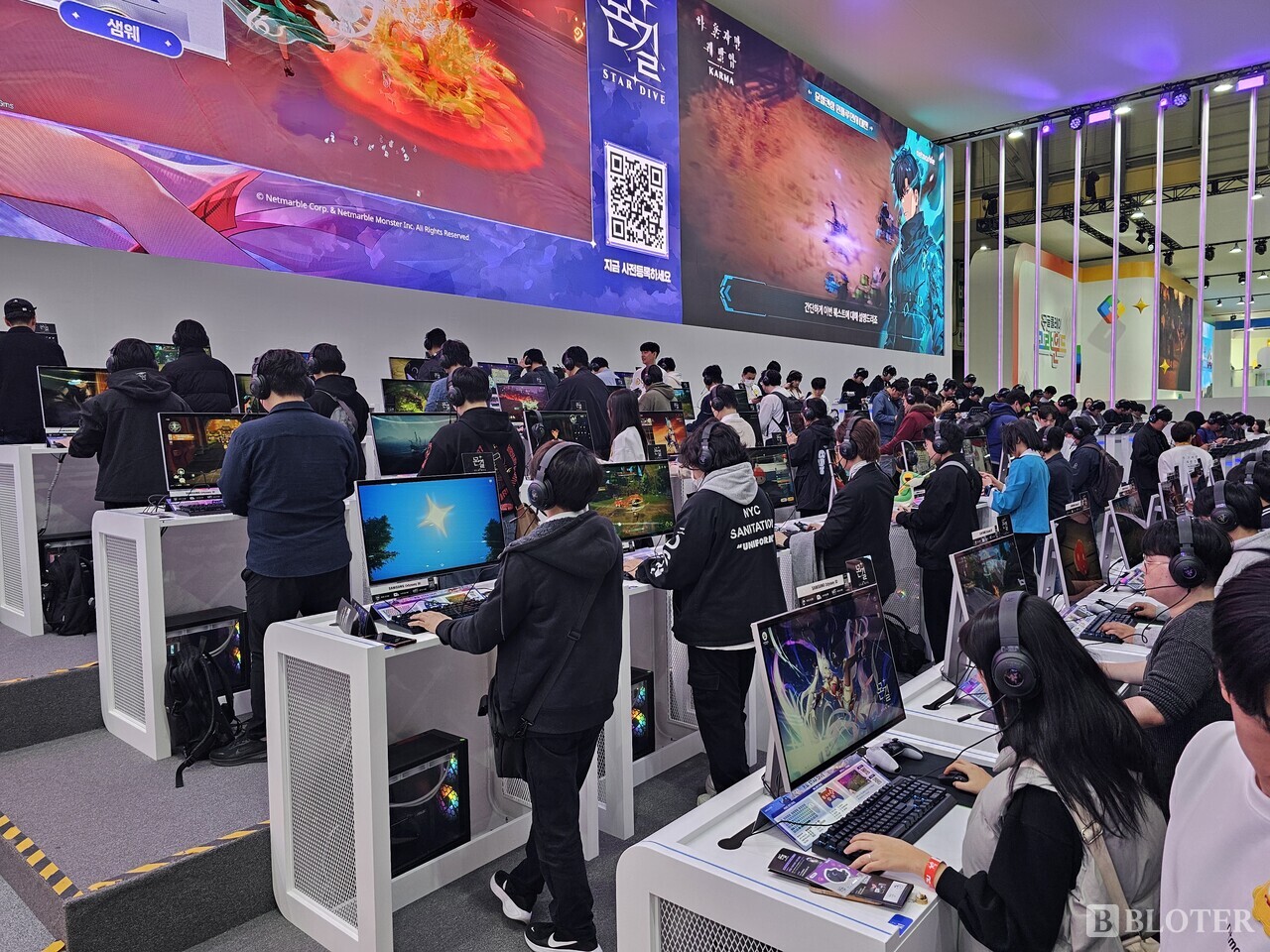 이달 14일 부산 벡스코에서 열린 '지스타 2025' 넷마블 부스에서 게임 팬들이 '몬길:스타다이브'를 삼성전자의 '오디세이 3D(G90XF)' 모니터를 통해 즐기고 있다. /사진=강준혁 기자 